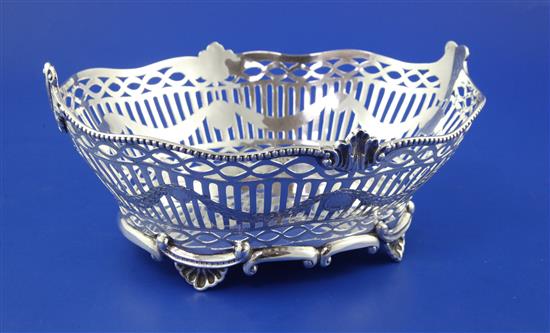 An Edwardian pierced silver oval fruit bowl, 14 oz.